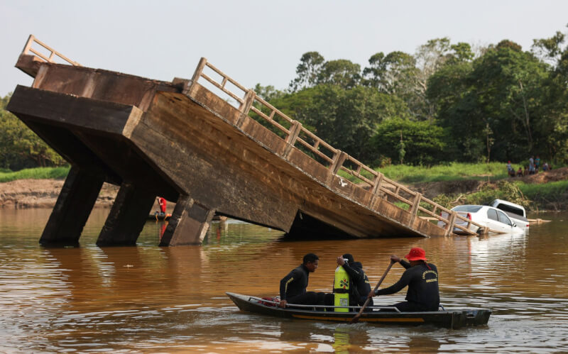 巴西BR-319公路一座跨河大橋28日崩塌，已知15人失蹤。（路透社）