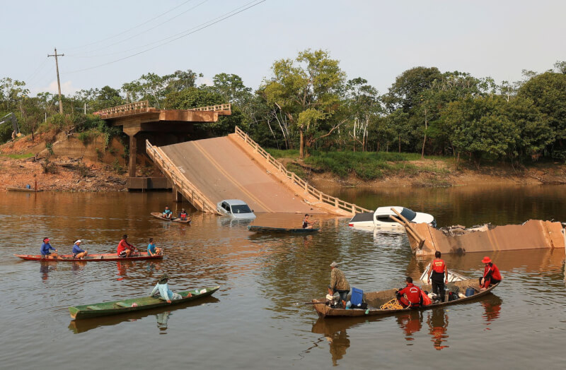 巴西北部亞馬遜州一座跨河大橋28日崩塌釀多人死傷，多達15人失蹤。（路透社）