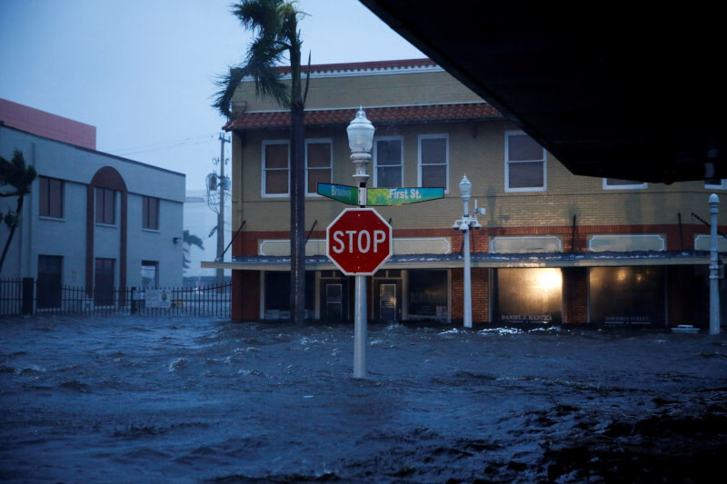 颶風伊恩28日登陸美國佛州釀成驚人洪災，海岸城市邁爾斯堡市街道成河。（路透社）