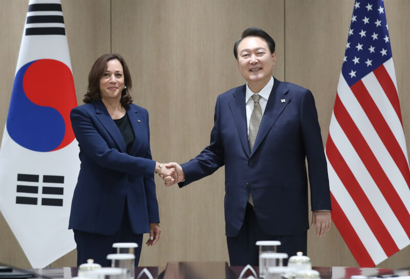 美國副總統賀錦麗（左）29日訪韓會晤韓國總統尹錫悅（右）。（韓聯社）