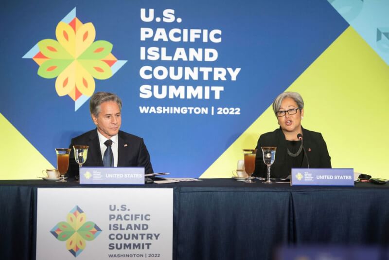 美國政府28日在白宮與太平洋島國領袖舉行峰會，美國國務卿布林肯（左）承諾將提供更多援助和強化外交關係，以對抗中國在太平洋地區的影響力。（路透社）