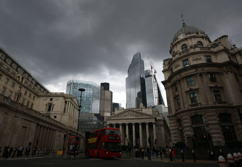 信評機構惠譽5日調降英國債信評等展望，從「穩定」降至「負向」。圖為英國倫敦金融區。（路透社）