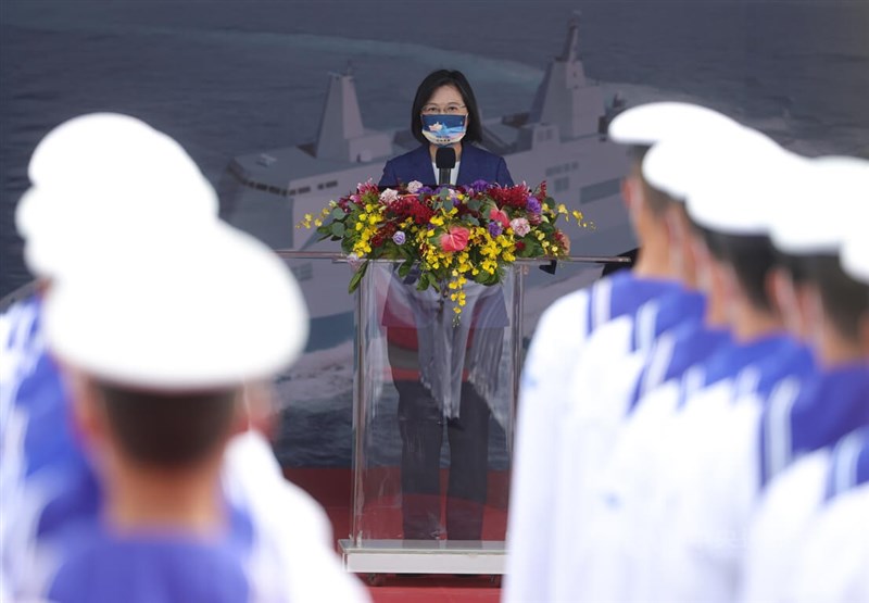 台船承建、海軍萬噸級兩棲船塢運輸艦「玉山艦」30日在台灣國際造船股份有限公司高雄港區舉行交艦典禮,由總統蔡英文(中)親自主持。中央社記者謝佳璋攝 111年9月30日