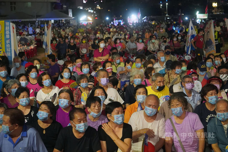 國民黨高雄市長參選人柯志恩30日晚間在高雄夢時代台糖加油站旁空地舉行首場大型造勢活動，主持人在晚間9時許喊出現場超過5萬人參與。中央社記者董俊志攝  111年9月30日