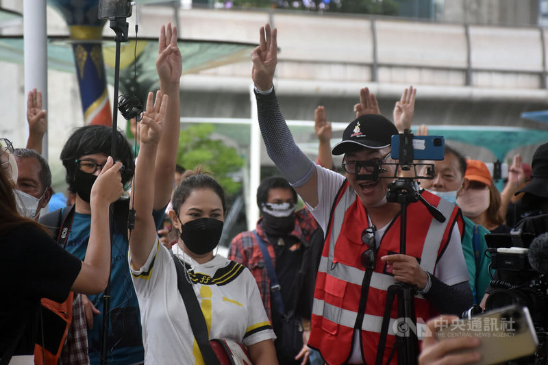 泰國憲法法庭30日判決總理帕拉育的任期未滿可以繼續擔任總理，民眾聚集在市中心高舉象徵反政府的三根手指手勢，高喊帕拉育下台。中央社記者呂欣憓曼谷攝  111年9月30日