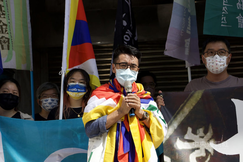 在台藏人福利協會會長、西藏台灣人權連線常務理事札西慈仁在「人權不投降、抗中反威權」記者會中，指控中共用各式各樣方式打壓西藏。中央社記者呂佳蓉攝  111年9月30日
