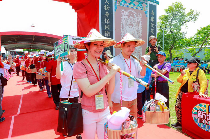 新北市客家義民爺文化祭10月在市府廣場登場，將有祭祀大典與挑擔踩街遊行等。圖為110年10月16日客家義民爺文化祭活動情形。（新北市政府客家事務局提供）中央社記者黃旭昇新北傳真  111年9月30日