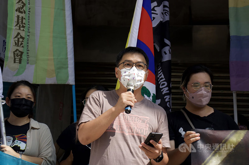 台灣人權促進會祕書長施逸翔在「人權不投降、抗中反威權」記者會表示，威權極權統治對人權價值傷害大。中央社記者呂佳蓉攝  111年9月30日