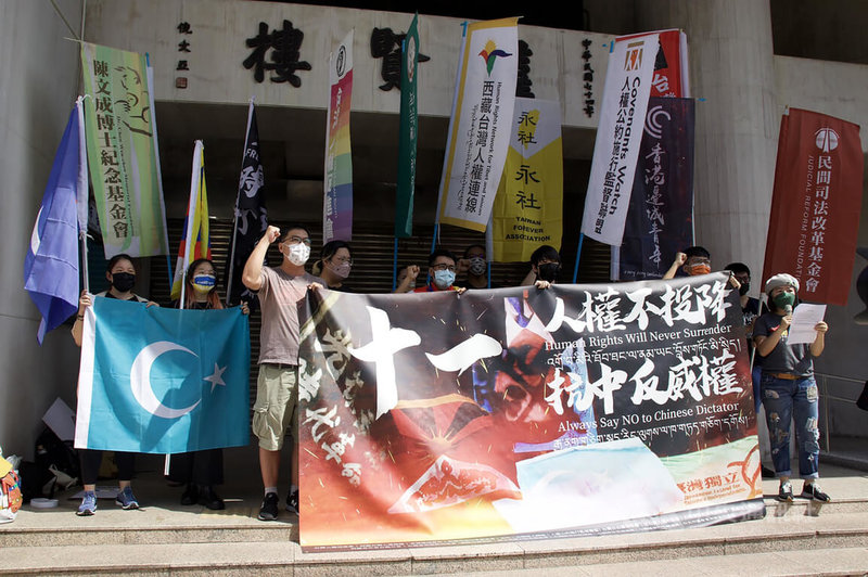 台灣多個民間團體30日在立法院群賢樓前召開「人權不投降、抗中反威權」記者會，並公開邀請各界簽署的「人權抗中承諾書」。中央社記者呂佳蓉攝  111年9月30日