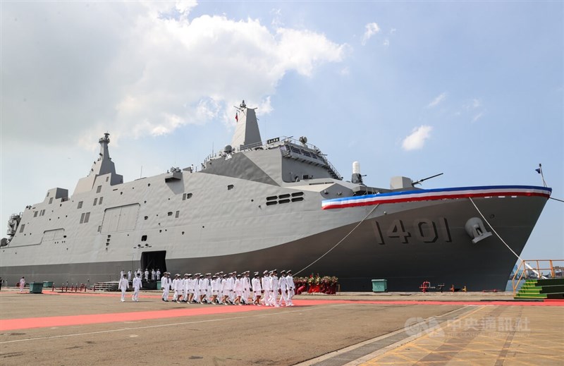由台船承建、海軍萬噸級兩棲船塢運輸艦「玉山艦」,30日上午在台灣國際造船股份有限公司高雄港區舉行交艦典禮。中央社記者謝佳璋攝 111年9月30日