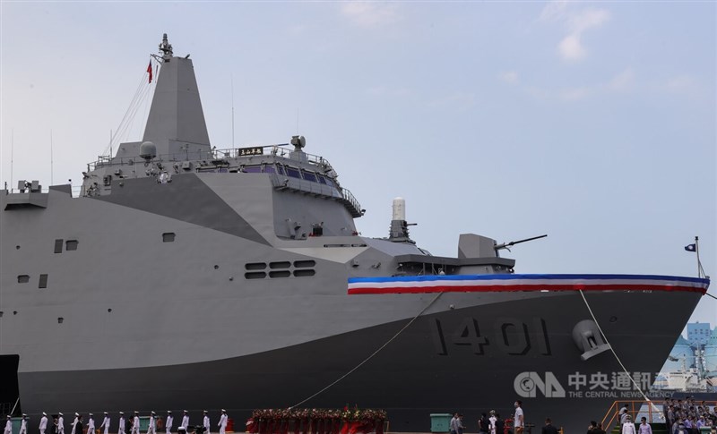「玉山軍艦」交艦典禮30日在台灣國際造船股份有限公司高雄港區舉行,海軍司令部表示,海軍「玉山軍艦」具備外島運補及人員運輸、天然災害救援、臨時野戰醫院設立及國際人道救援等能量,戰時可依令遂行外島增援作戰。中央社記者謝佳璋攝 111年9月30日