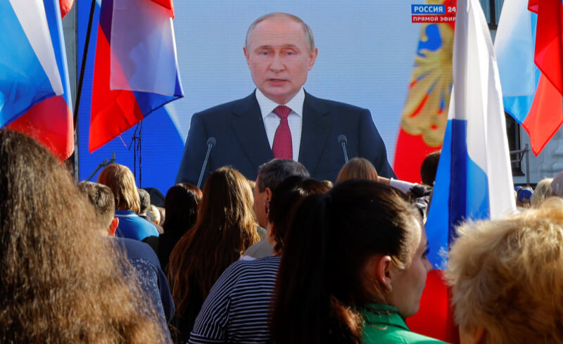 俄羅斯總統蒲亭30日宣布，將俄軍占領的烏克蘭4州領土納入版圖。圖為30日盧甘斯克居民觀看蒲亭演說。（路透社）