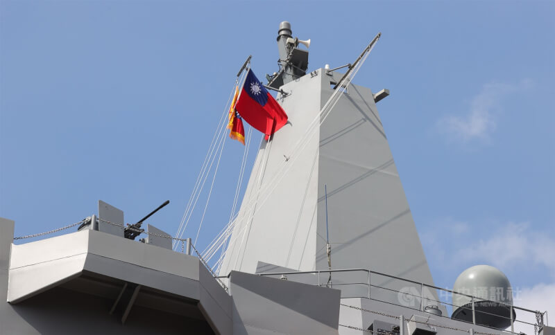 「玉山軍艦」交艦典禮30日在台灣國際造船股份有限公司高雄港區舉行，玉山軍艦在交艦後升上國旗。中央社記者謝佳璋攝 111年9月30日