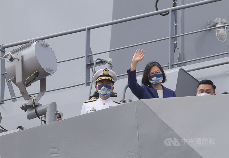 「玉山軍艦」交艦典禮30日在台灣國際造船股份有限公司高雄港區舉行,總統蔡英文(中)登艦視導並向媒體揮手致意。中央社記者謝佳璋攝 111年9月30日