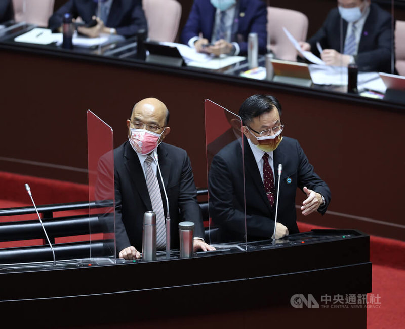 府院高層遭質疑介入國家通訊傳播委員會（NCC）審查鏡電視執照申請。NCC主委陳耀祥（右）30日在立法院備詢時表示，行政院長蘇貞昌沒有施壓，若檢調傳訊會全力配合；蘇貞昌（左）也表示，他沒有為此找過陳耀祥。中央社記者趙世勳攝  111年9月30日
