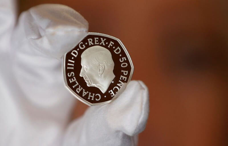 英國皇家鑄幣廠推出首批印有國王查爾斯三世肖像的硬幣。（路透社）