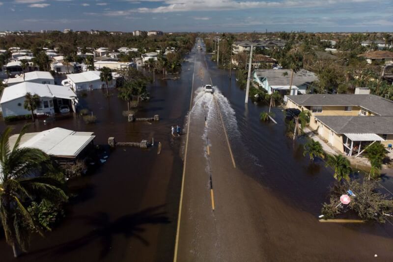 颶風伊恩肆虐佛羅里達州，造成至少12人死亡。圖為佛羅里達州邁爾斯堡被洪水淹沒的住宅。（路透社）