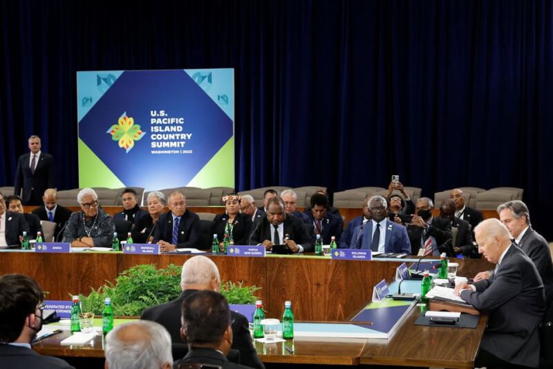 美國總統拜登（右前1）29日在美國主辦的首場太平洋島國峰會，宣布提供逾8億美元援助太平洋島國。（路透社）