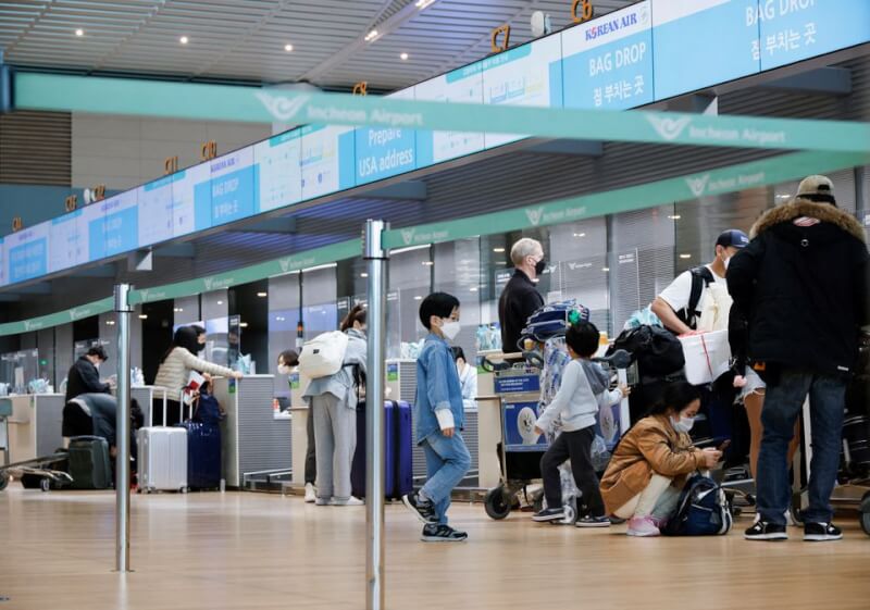 韓國當局宣布，就已恢復韓國旅客免簽入境的台灣、日本、澳門等8個地區，11月1日起將重新開放旅客免簽入境韓國。圖為韓國仁川機場。（路透社）