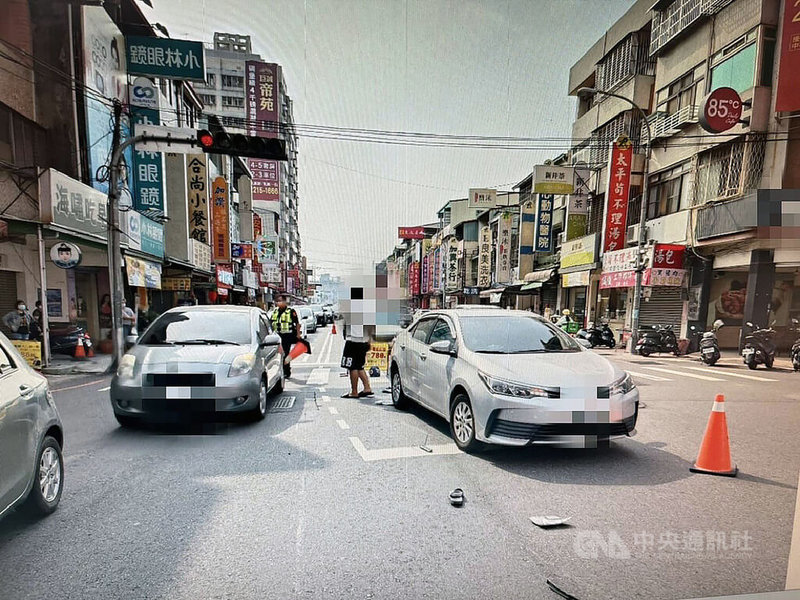 台中市太平區中山路四段與新福路口1日下午發生多車事故，警方到場發現為一名陳姓少年無照駕駛釀禍，現場4輛汽機車遭撞，其中吳姓機車騎士傷重不治。（翻攝畫面）中央社記者蘇木春傳真  111年10月1日