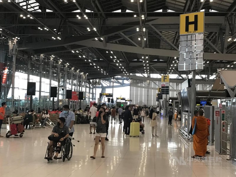 旅客1日起進入泰國不再需要出示疫苗證明或檢測結果。圖為6月恢復繁忙的曼谷蘇凡納布機場。（中央社檔案照片）