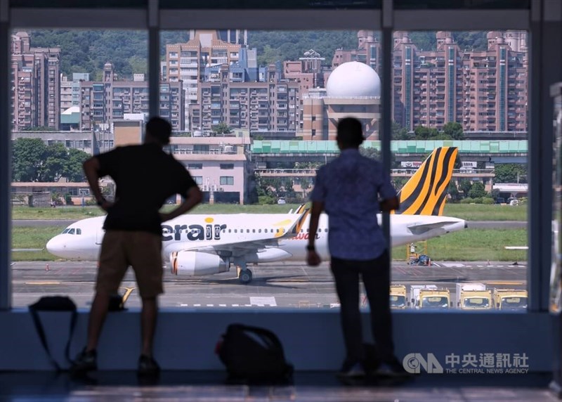 台灣將於13日解封國門，入境改採「0+7」並取消禁團令。圖為台北松山機場，民眾在觀景台觀賞飛機起降。（中央社檔案照片）