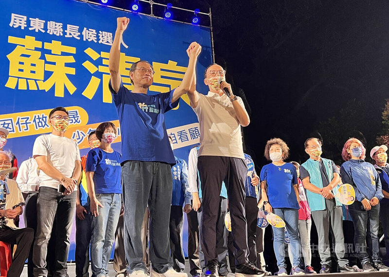 國民黨屏東縣長參選人蘇清泉（前左）1日晚間在屏東市仁愛路封街舉行競選總部成立晚會，黨主席朱立倫（前右）到場站台，籲請鄉親全力支持。中央社記者李卉婷攝  111年10月1日