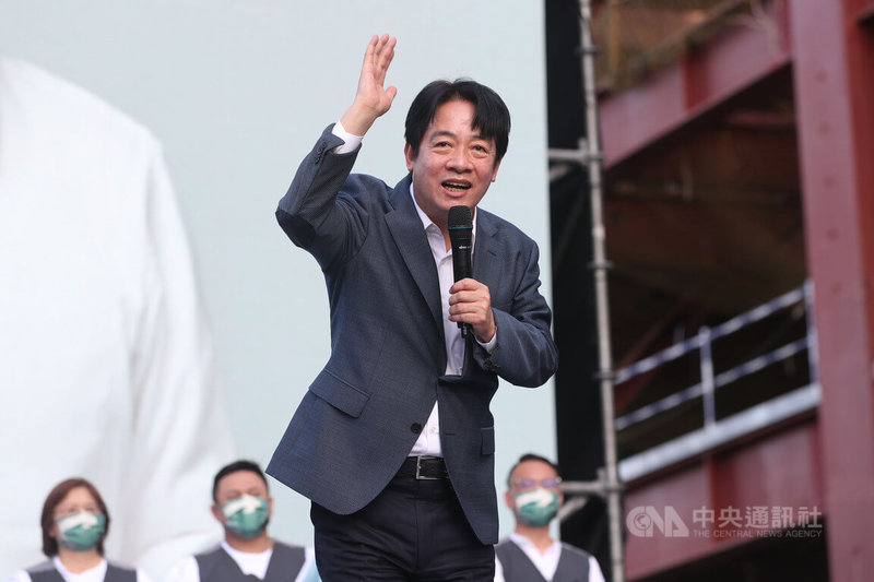 民進黨台北市長參選人陳時中1日下午在北平東路舉行競選總部成立大會，副總統賴清德（前）也到場致意，為陳時中站台宣講。中央社記者裴禛攝  111年10月1日