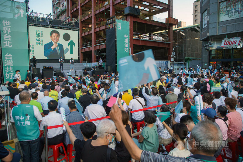 民進黨台北市長參選人陳時中競選總部1日下午在北平東路正式宣告成立，上千名支持者到場為陳時中加油，現場滿是人潮。中央社記者裴禛攝  111年10月1日