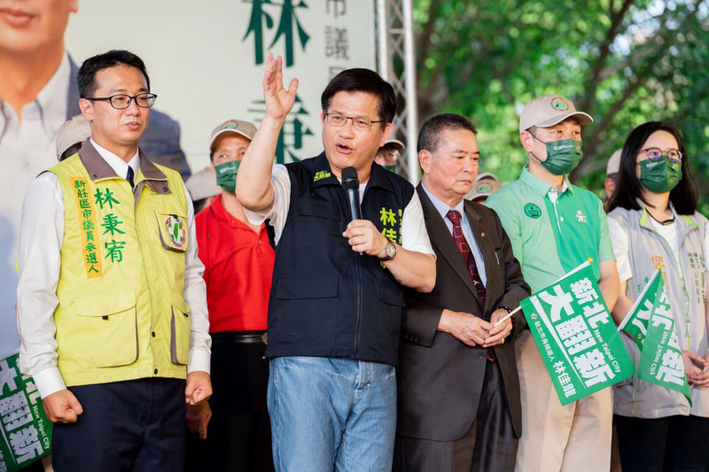 民進黨新北市長參選人林佳龍（前左2）1日到新莊區參加同黨市議員參選人林秉宥（前左）的聯合競選總部成立大會，並發表政見願景。（林佳龍競選辦公室提供）中央社記者黃旭昇新北市傳真  111年10月1日