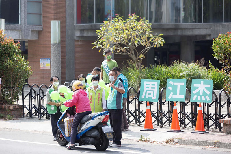 民進黨新竹縣長參選人周江杰（後）1日批評，關西鎮迎風館原是「小熊博物館」，現成蚊子館後竟甩鍋將土地建物「還給」鎮公所。周江杰認為，應透過公民審議方式，由下而上讓民眾參與討論如何利用既有建築，提供軟體服務，而不是蓋了又拆、拆了又蓋，浪費公帑。（周江杰競選辦公室提供）中央社記者魯鋼駿傳真  111年10月1日