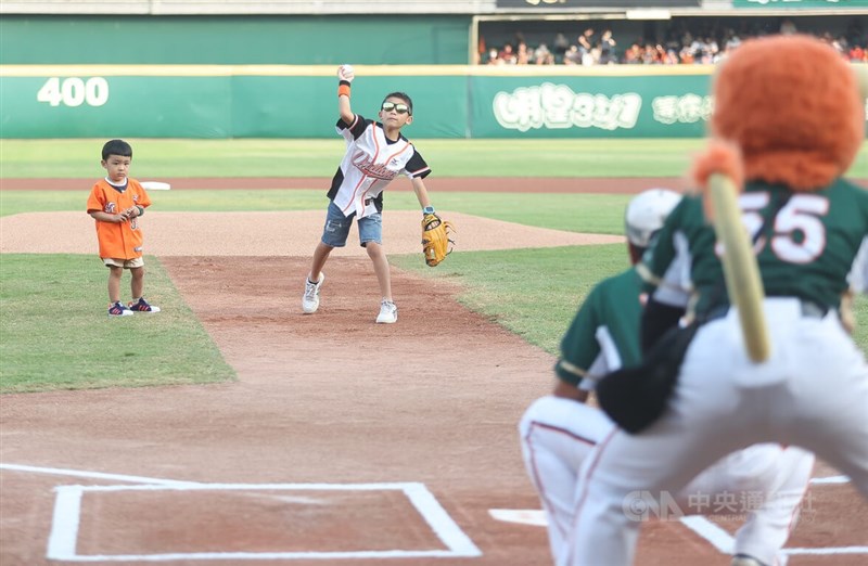 中華職棒統一獅隊41歲野手潘武雄1日在台南棒球場舉行引退賽，潘武雄大兒子潘冠亦（後右）及小兒子到場擔任開球投手。中央社記者張新偉攝 111年10月1日