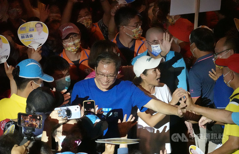 國民黨屏東縣長參選人蘇清泉（前中藍衣者）1日晚間在屏東市舉行競選總部成立晚會，進場時受到民眾夾道歡迎。中央社記者李卉婷攝  111年10月1日