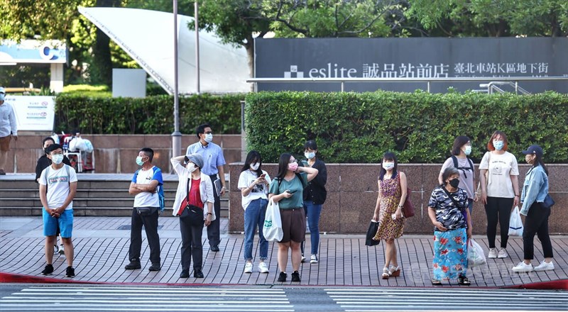 國內1日新增4萬3040例COVID-19本土病例。圖為台北車站周邊路口午後民眾等待過馬路，人人臉上皆戴好口罩。（中央社檔案照片）