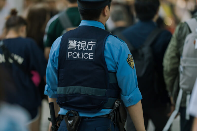 日本警視廳1日表示，負責前首相安倍晉三「國葬」維安任務的警察，一度搞丟4把裝填實彈的警用手槍。（示意圖／圖取自PAKUTASO圖庫）