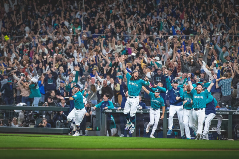 美國職棒大聯盟MLB西雅圖水手9月30日以2比1擊敗奧克蘭運動家,睽違21年後重返季後賽,水手球員及觀眾歡呼慶祝。(圖取自facebook.com/Mariners)
