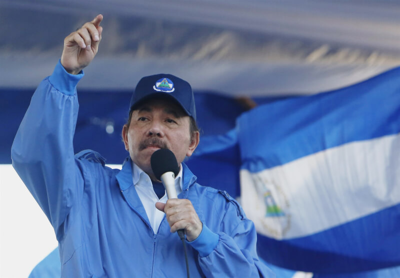 尼加拉瓜總統奧蒂嘉（圖）得知荷蘭不再替一所醫院的興建工程出資，於是抨擊荷蘭。圖為奧蒂嘉2018年9月5日在集會中發表演說。（美聯社）