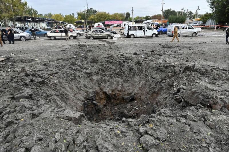 烏克蘭指出，札波羅熱地區1個平民車隊9月30日遭俄羅斯砲襲，包括孩童在內至少30人喪生和數十人受傷。圖為導彈襲擊留下的彈坑。（路透社）