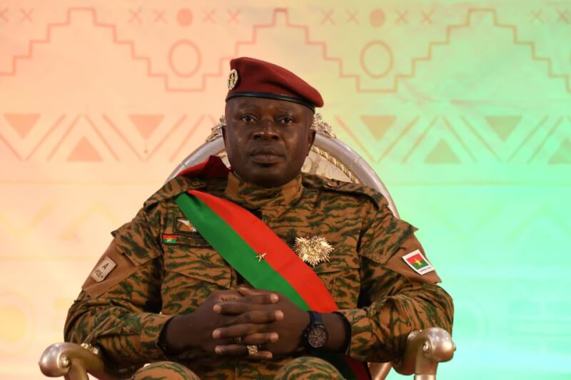 布吉納法索軍方9月30日發動政變推翻總統達米巴（圖），引發國內動盪和國際譴責。（路透社）