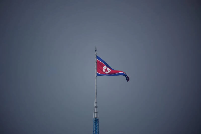 北韓9日稍早發射2枚彈道飛彈，這是平壤近2週來第7度試射此類飛彈。圖為北韓國旗。（路透社）