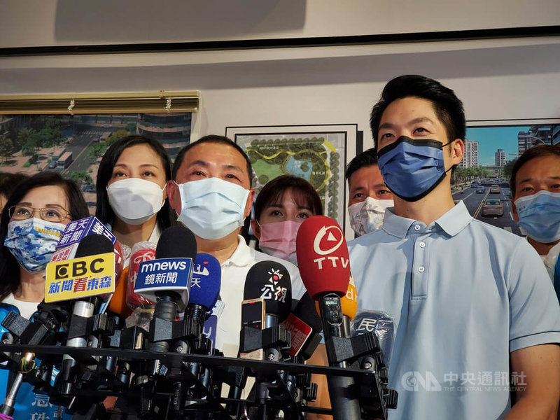 國民黨台北市長參選人蔣萬安（前右）2日造訪新北市，與爭取連任的新北市長侯友宜（前右2）合體，雙方暢談雙北共榮共好願景，並一同現身受訪。中央社記者王鴻國攝 111年10月2日