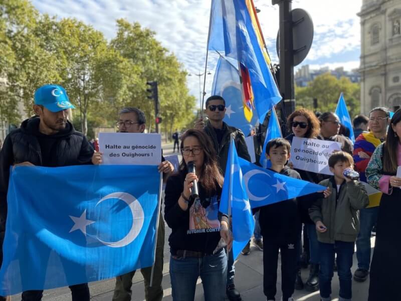 在中共政權慶祝成立73周年這天，維吾爾族群在內的受中國獨裁壓迫受害者共同走上巴黎街頭，高聲表達對中共暴政的憤怒，以此日為中國殖民壓迫的黑暗紀念日。中央社記者曾婷瑄巴黎攝 111年10月2日