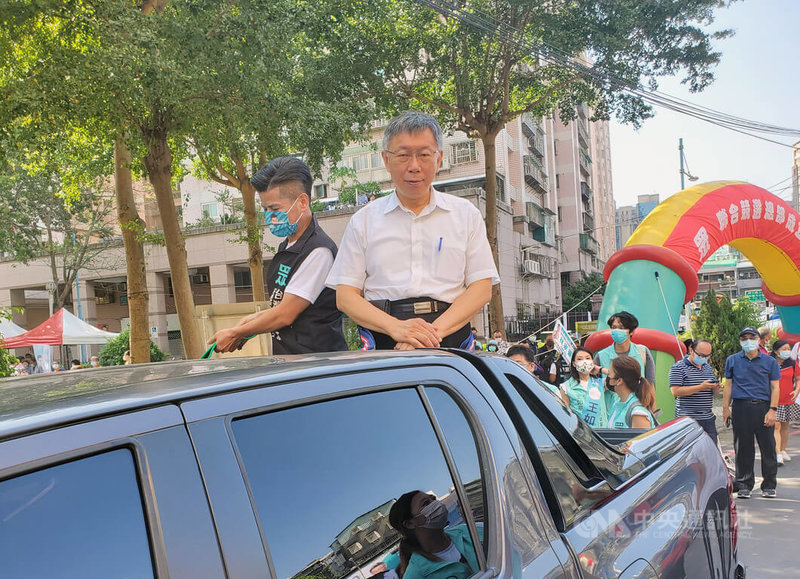 台灣民眾黨主席柯文哲（前右）2日到新北市為黨籍市議員參選人站台造勢，並一同展開車隊掃街拜票。中央社記者王鴻國攝 111年10月2日