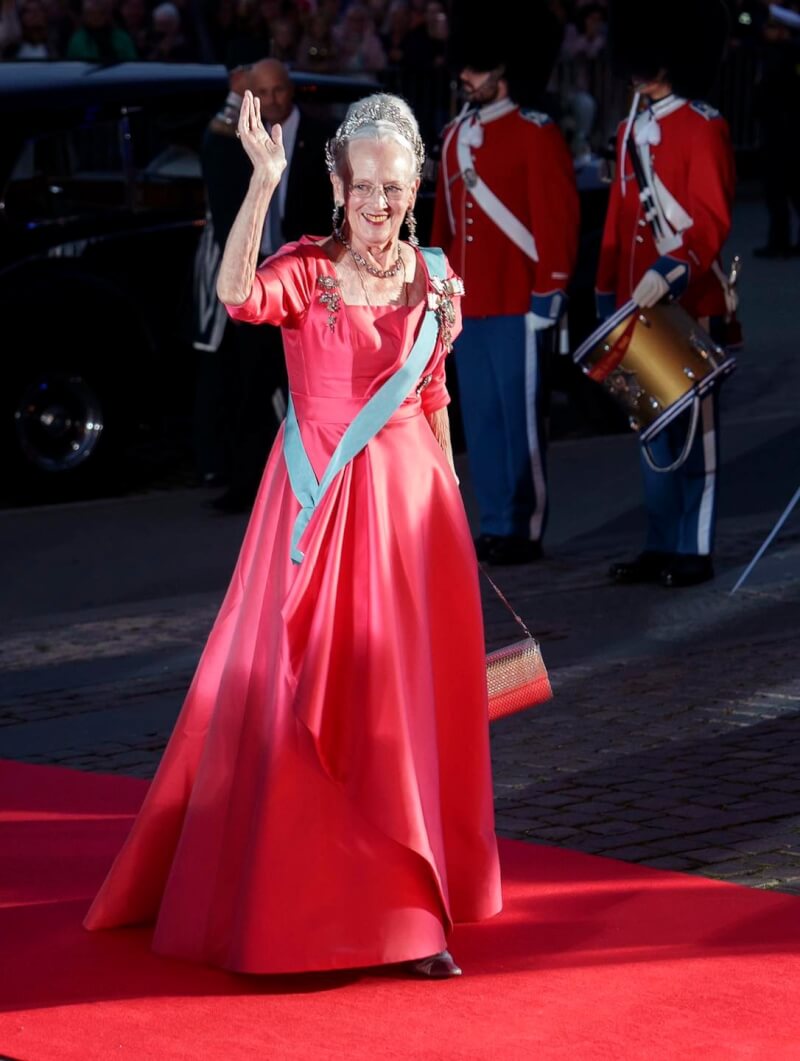 丹麥女王瑪格麗特二世（前）28日將8名孫子女中的4人頭銜拔除。（圖取自facebook.com/detdanskekongehus）