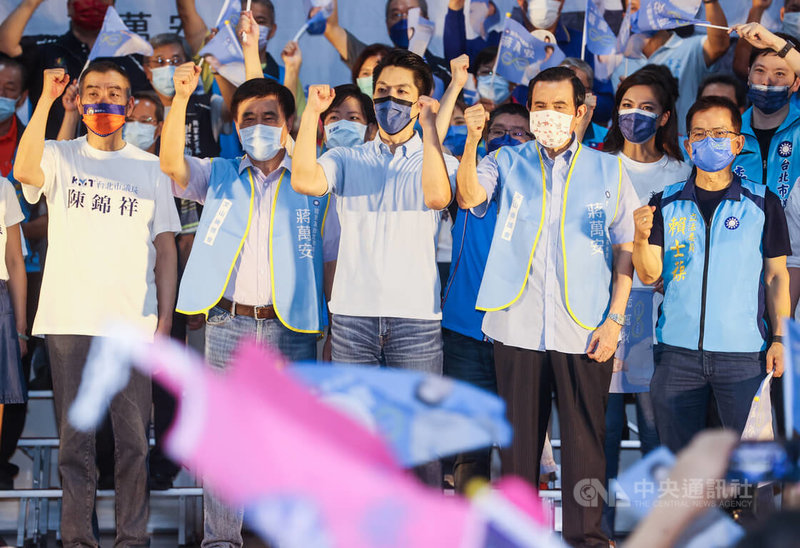 國民黨台北市長參選人蔣萬安（前中）2日成立文山區後援會，前總統馬英九（前右2）與前台北市長郝龍斌（前左2）、台北市議會議長陳錦祥（前左）、立委賴士葆（前右）等人出席力挺。中央社記者鄭清元攝　111年10月2日