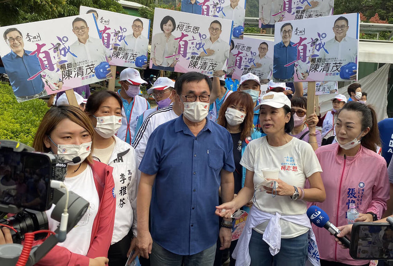 國民黨高雄市長參選人柯志恩（前右2）2日下午與前高雄市副市長李四川（前右3）等人一同到大社觀音山登山健行，沿途並與民眾互動。（柯志恩競選團隊提供）中央社記者蔡孟妤傳真  111年10月2日