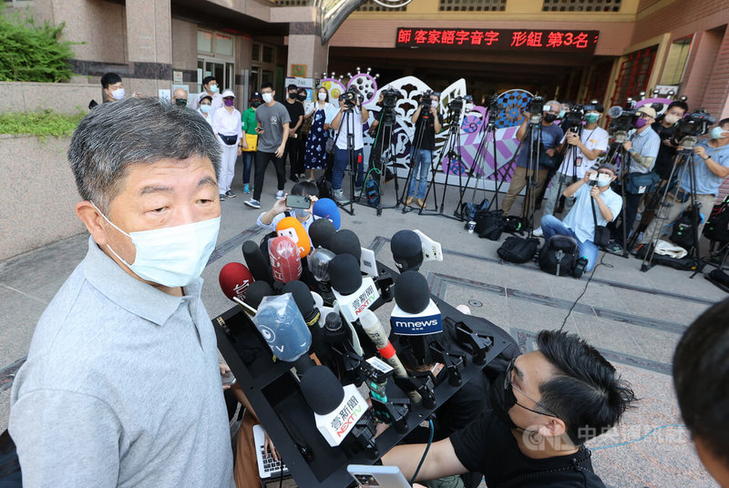 民進黨台北市長參選人陳時中(左)2日上午受民進黨台北市議員洪健益之邀,到松山國小要參與「益起來戰鬥~陀螺吧!」公益活動,卻臨時取消改為僅在校外接受媒體聯訪。中央社記者鄭傑文攝 111年10月2日