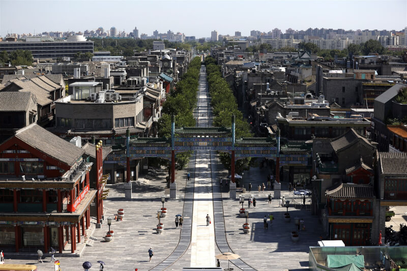 「北京中軸線文化遺產保護條例」1日起實施，嚴禁破壞行為。圖為在北京正陽門箭樓拍攝的北京中軸線。（中新社）