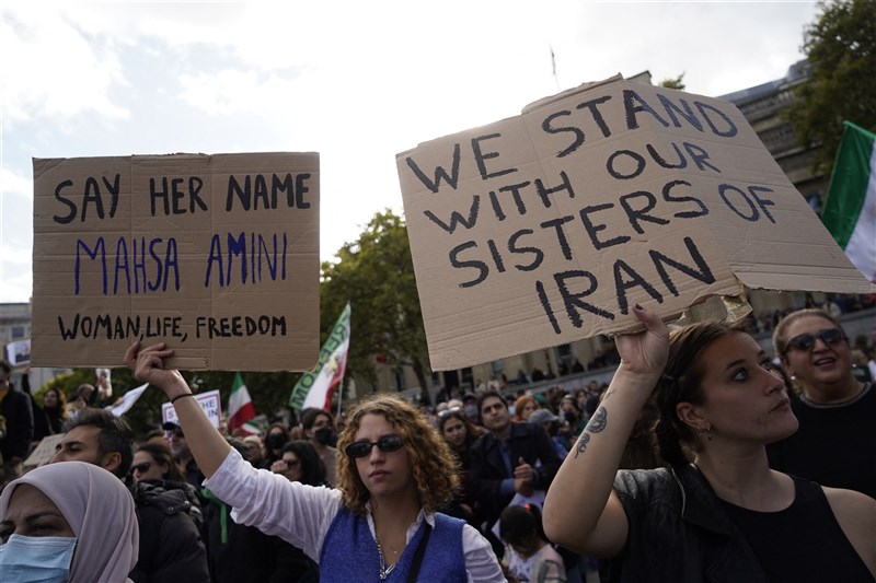 約2500人1日倫敦在特拉法加廣場的抗議活動聲援伊朗庫德族女子艾米尼。（法新社）
