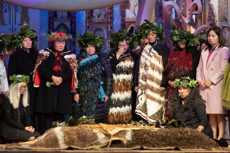 紐西蘭2日迎回數十具原住民毛利人和莫里奧里人遺骨，博物館舉行歡迎儀式。（法新社）